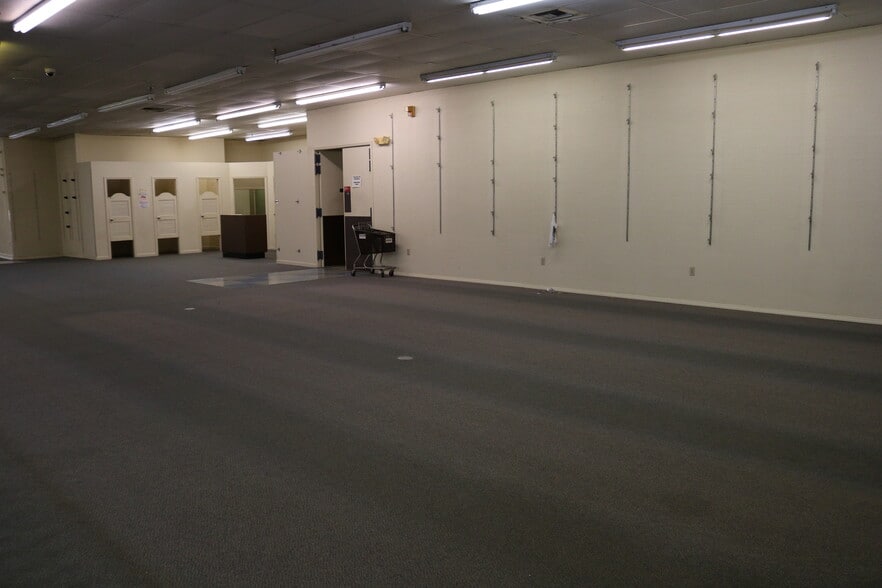 More Photos Of 6600 N Tryon St, Charlotte General Retail For Sale