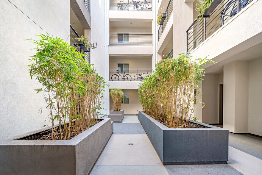 More Photos Of 11900 Courtleigh Dr, Los Angeles Apartments For Sale