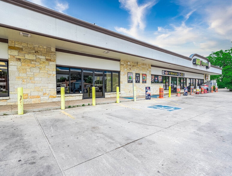 More Photos Of 1417 7th St, Bay City Storefront For Lease