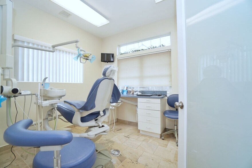 More Photos Of 1562 Drumgoole Rd E, Staten Island Medical For Sale