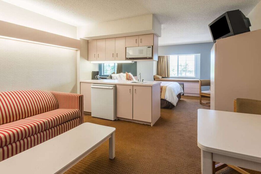 More Photos Of 11831 NW Plaza Cir, Kansas City Hotel For Sale