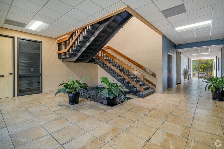 More Photos Of 4400 S Piedras Dr, San Antonio Unknown For Lease