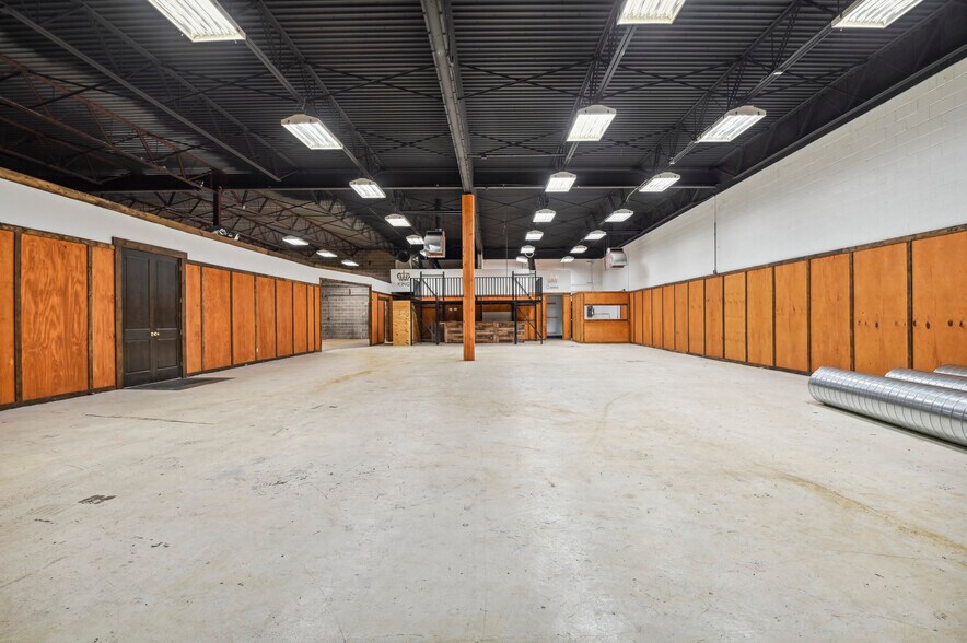 More Photos Of 308-314 W Basin Rd, New Castle Light Distribution For Lease