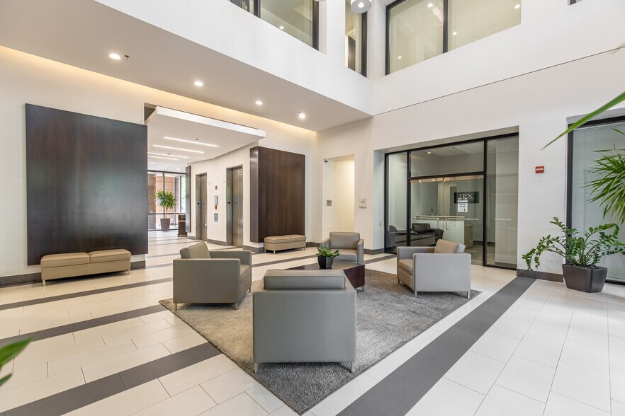 More Photos Of 10851 N Black Canyon Hwy, Phoenix Office For Lease