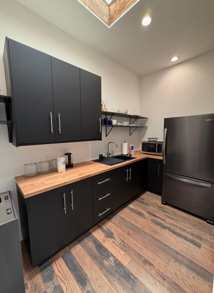 More Photos Of 58 Winward Ave, Venice Storefront Retail Office For Lease