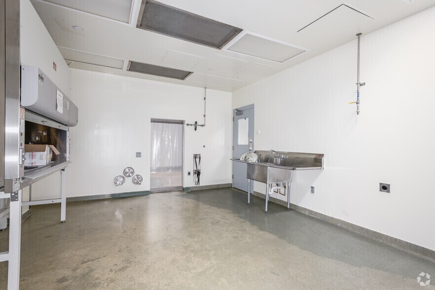 More Photos Of 6411 Beckley St, Baltimore Research And Development For Lease