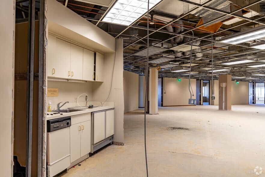 More Photos Of 801-803 W Big Beaver Rd, Troy Office For Lease