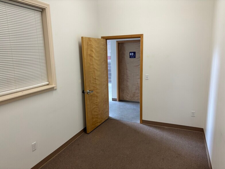 More Photos Of 63056 NE Lower Meadow Dr, Bend Light Distribution For Lease