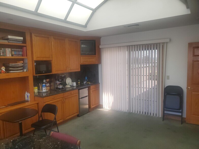 More Photos Of 560 Riverdale Dr, Glendale Warehouse For Sale