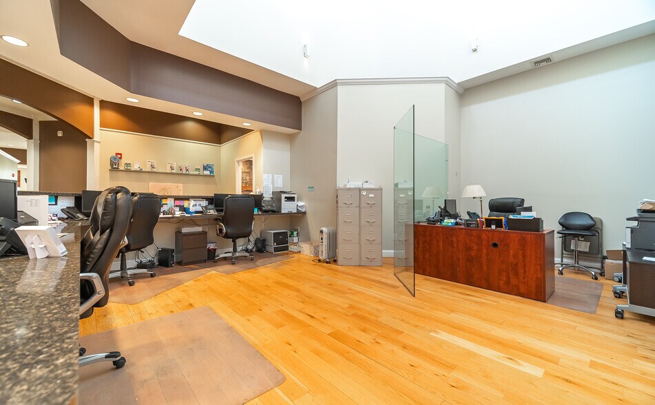 More Photos Of 30 Country Squire Dr, Cromwell Medical For Sale