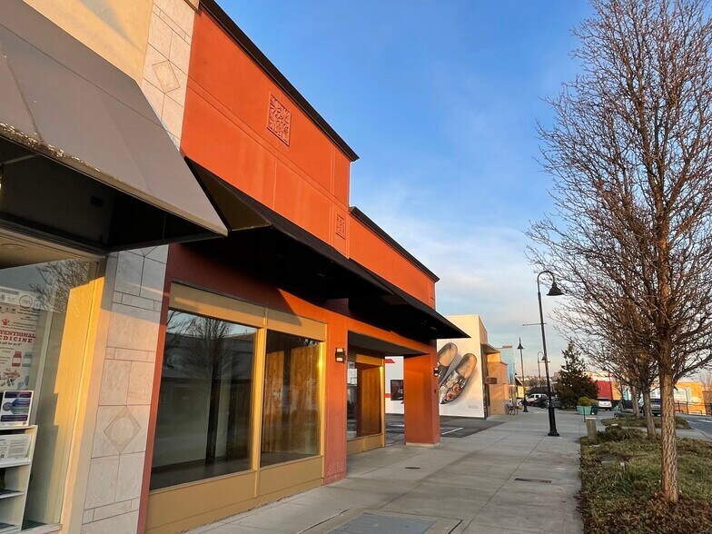 More Photos Of 720 SE Pioneer Way, Oak Harbor Storefront For Lease