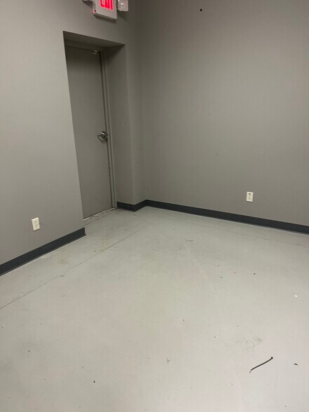 More Photos Of 265 E Bell Dr, Warsaw Distribution For Lease