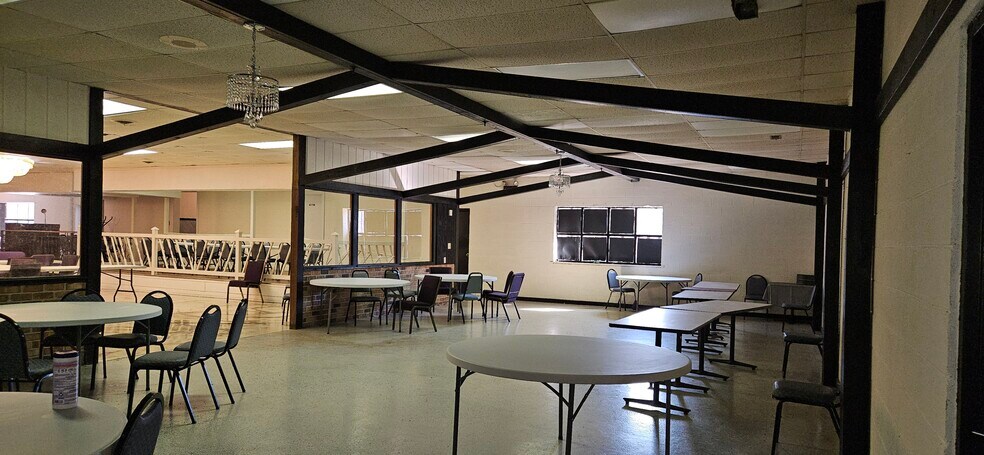 More Photos Of 302 W Colonial Trail Hwy, Blackstone Freestanding For Lease