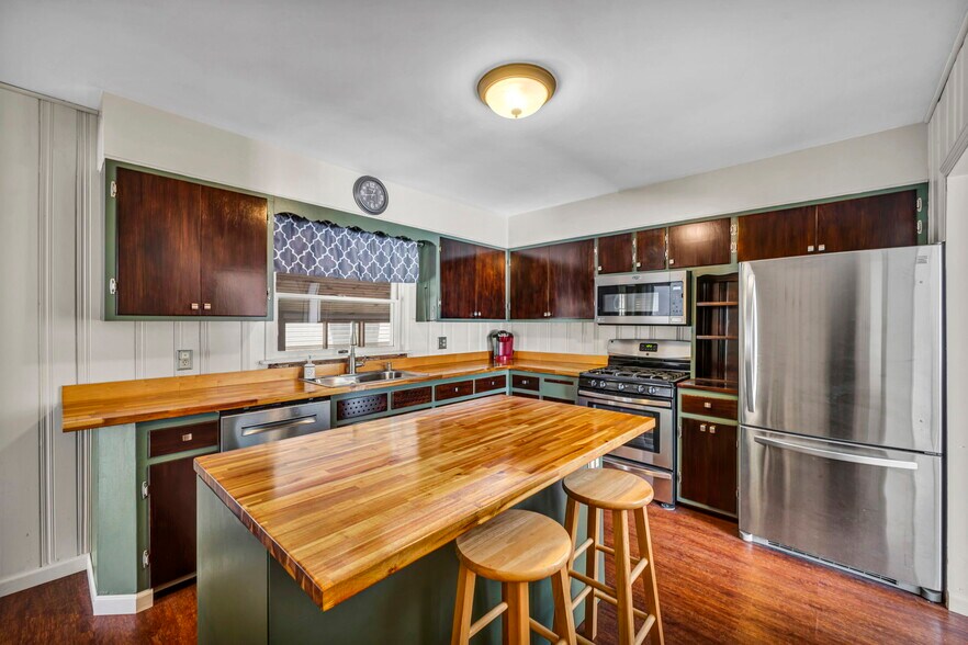 More Photos Of 4085 Herner County Line Rd, Southington Showroom For Sale