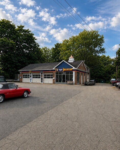 Primary Photo Of 262 Quassaick Ave, New Windsor Township Auto Repair For Sale