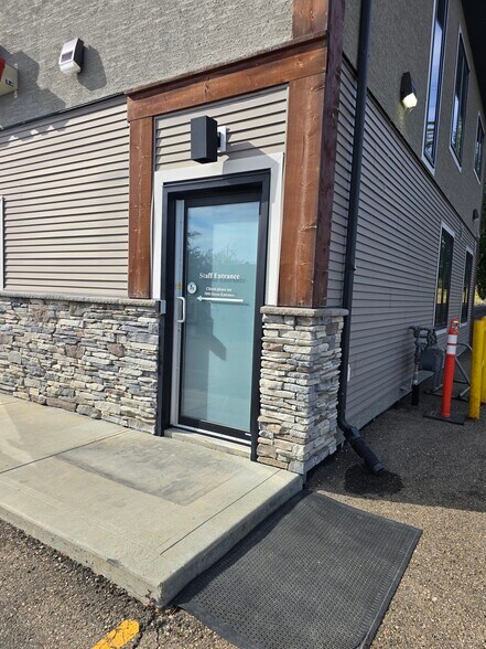 More Photos Of 110 Pelican Pl, Sylvan Lake Office For Sale