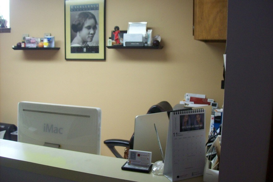 More Photos Of 23030 Mooney St, Farmington Medical For Lease