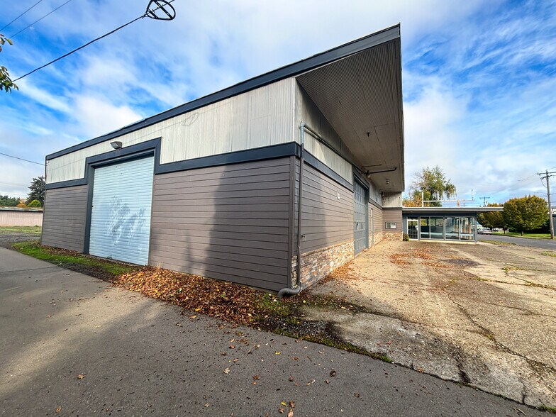 More Photos Of 1515 13th St SE, Salem Flex For Sale