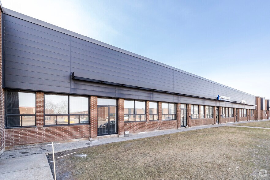 More Photos Of 90A-90F Boul Brunswick, Dollard-des-Ormeaux Warehouse For Lease