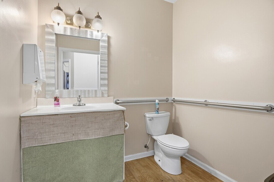 More Photos Of 411 Western Blvd, Jacksonville Medical For Lease