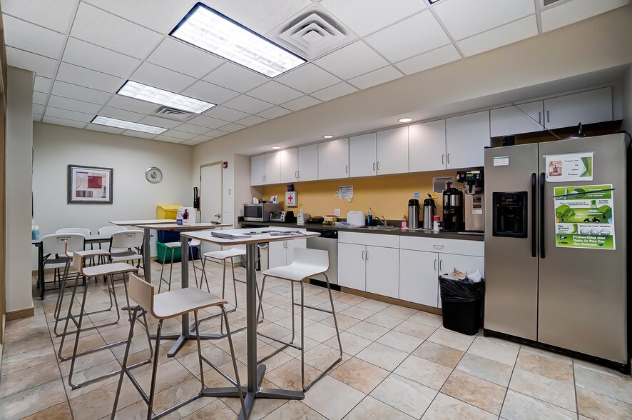 More Photos Of 675 W Market St, Lima Office For Sale