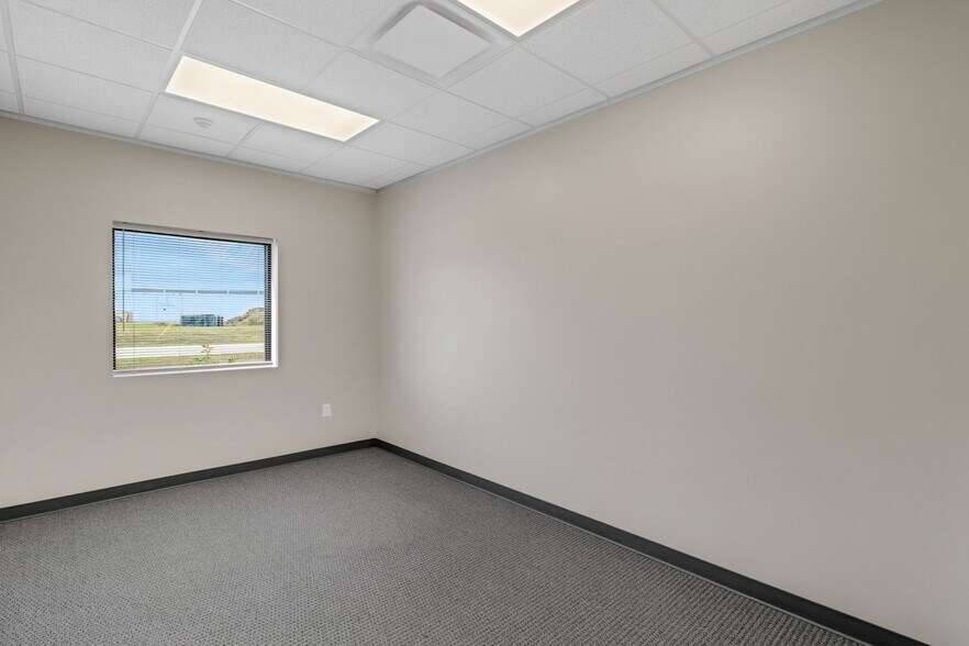 More Photos Of 8110 Parkside Ave, Baytown Warehouse For Sale