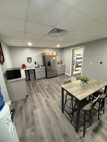 More Photos Of 300 W Joliet St, Ottawa Flex For Sale