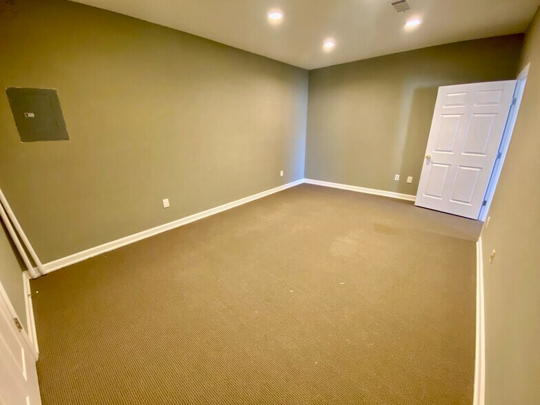 More Photos Of 401 Cross Park Dr, Pearl Storefront Retail Office For Sale
