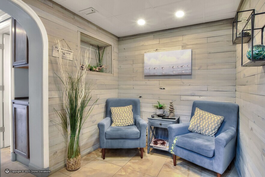 More Photos Of 146 W Robertson St, Brandon Storefront For Sale