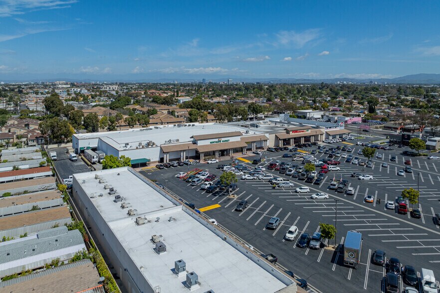 More Photos Of 4001-4101 W 1st St, Santa Ana Unknown For Lease