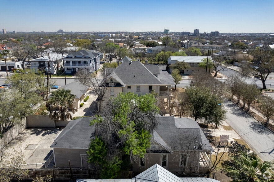 More Photos Of 225 E Locust St, San Antonio Office For Sale