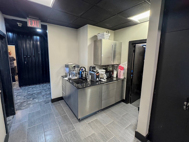 More Photos Of 5770 E Skelly Dr, Tulsa Office For Lease