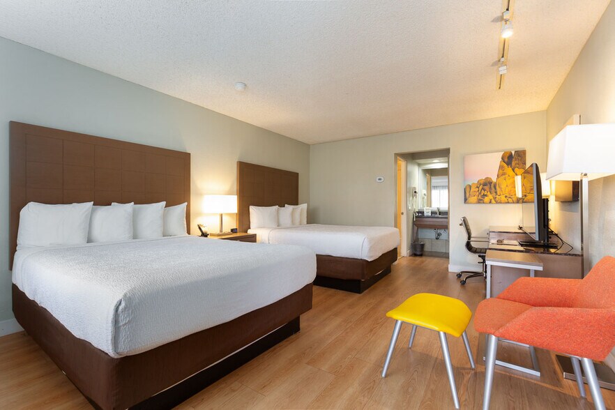 More Photos Of 1633 S Palm Canyon Dr, Palm Springs Hotel For Sale