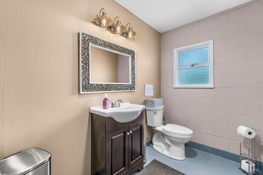 More Photos Of 402 Montesano St, Westport Flex For Sale