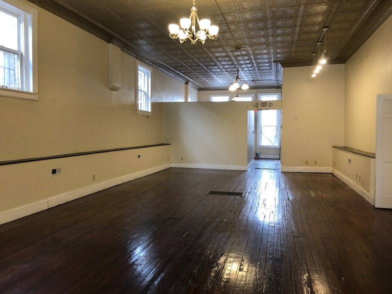 More Photos Of 209-211 N Limestone, Lexington Storefront Retail Residential For Sale