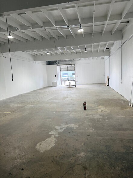 More Photos Of 2040 1st St, San Fernando Showroom For Lease