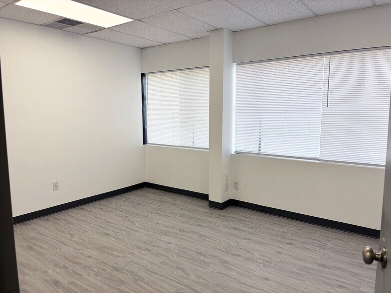 More Photos Of 5001 Crown Manor Pl, Louisville Light Distribution For Lease