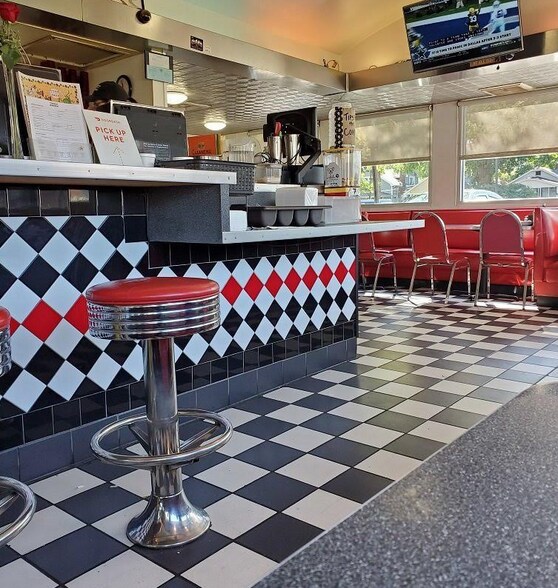 More Photos Of 2211 S Cedar St, Lansing Restaurant For Sale