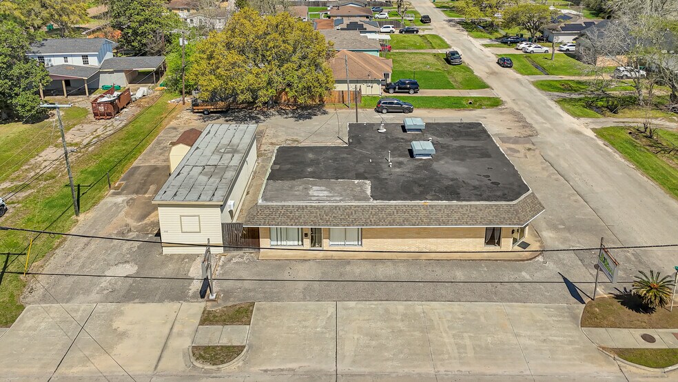 More Photos Of 2000 Cedar Dr, La Marque Freestanding For Sale