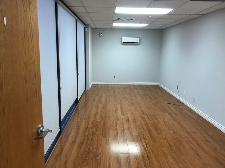 More Photos Of 1036 N Lake St, Burbank Service For Lease