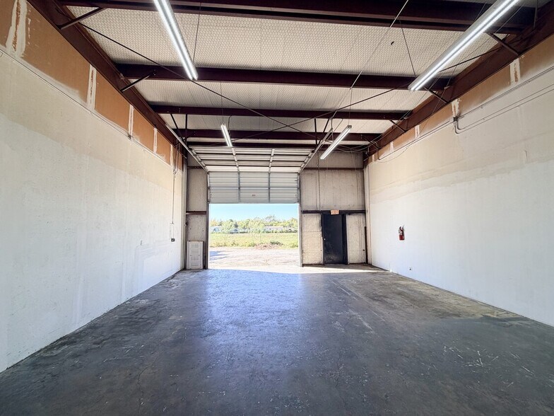 More Photos Of 6803-6831 Breeden Ave, San Antonio Light Manufacturing For Lease