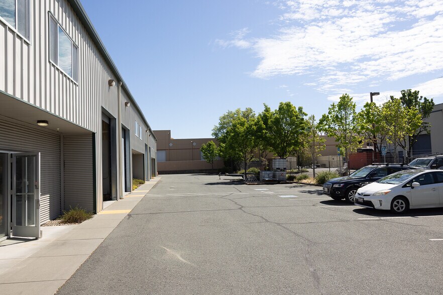 More Photos Of 3466 Brickway Blvd, Santa Rosa Warehouse For Lease
