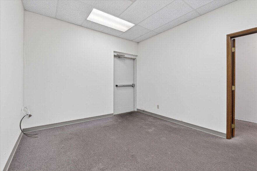 More Photos Of 1100 Croy Dr, Findlay Storefront Retail Office For Lease