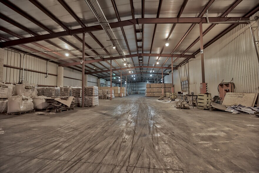 More Photos Of 1305 19th St SW, Mason City Distribution For Sale