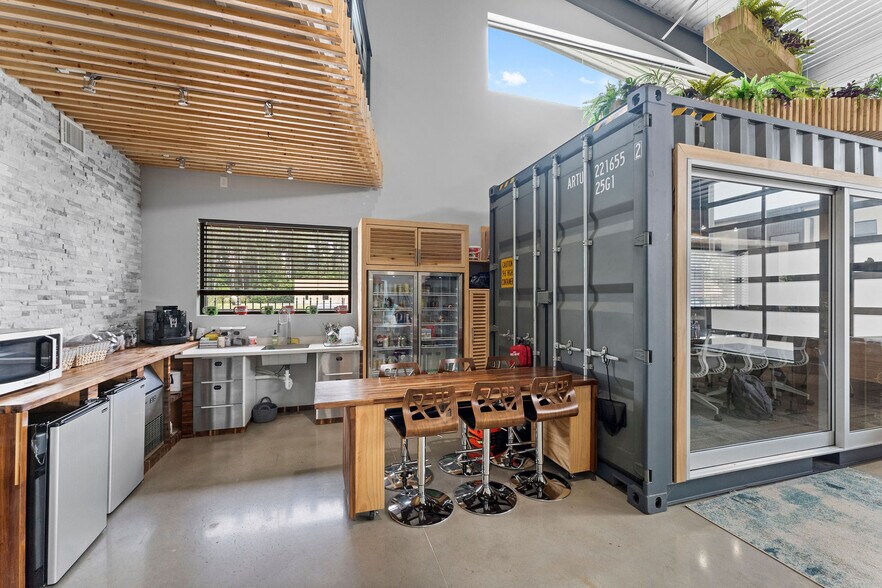 More Photos Of 1330 Rayford Park Rd, Spring Loft Creative Space For Lease