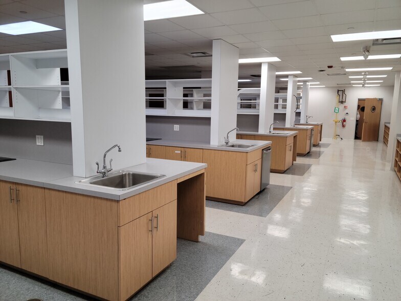 More Photos Of 2505 S Finley Rd, Lombard Office For Sale