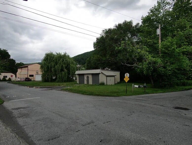 More Photos Of 3 Vine St, Greenwood Lake Warehouse For Lease