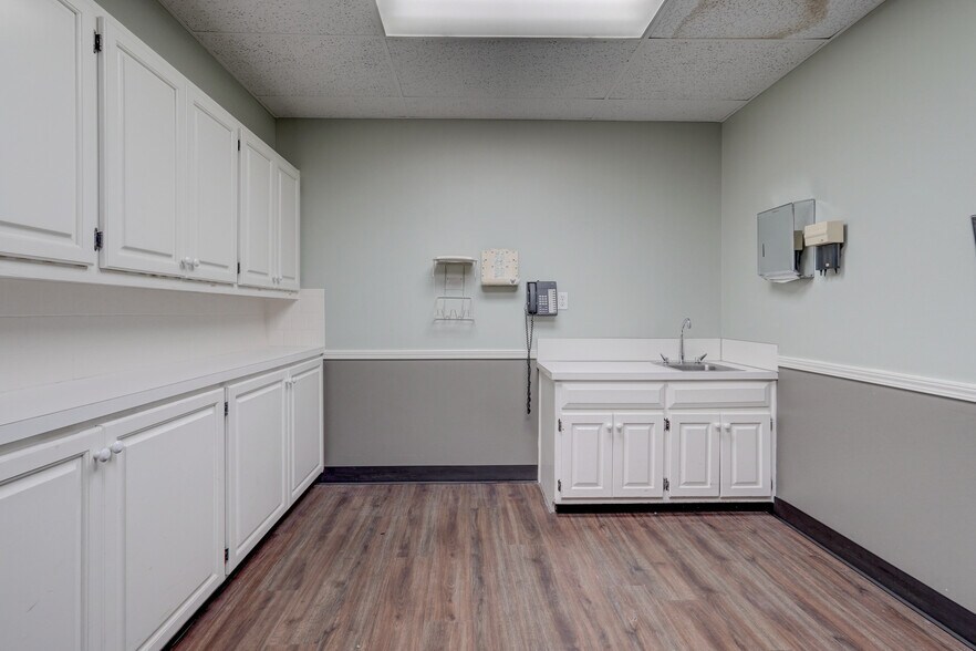 More Photos Of 3100 S Elm Pl, Broken Arrow Medical For Lease