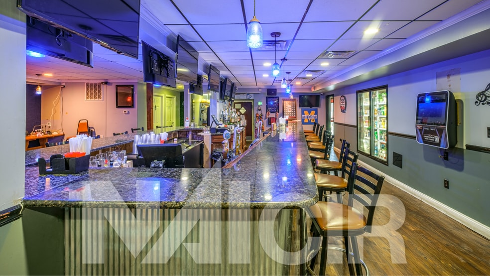 More Photos Of 15 Mill St, Middletown General Retail For Sale