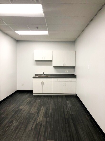 More Photos Of 700 N Rohlwing Rd, Itasca Warehouse For Lease